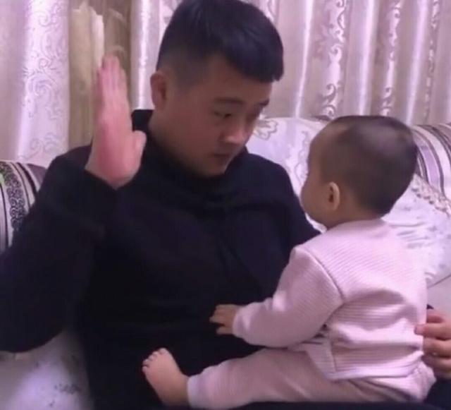 超级可爱|爸爸假装扬手打1岁女儿,宝宝随后的反应把爸爸心都暖化了