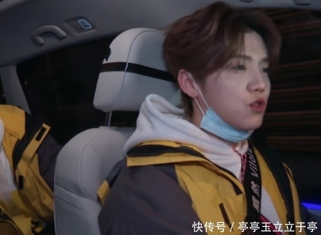 鹿晗|鹿晗在乡下端面,忘拿一次性筷子,他的反应惹怒观众:嫌脏就别吃