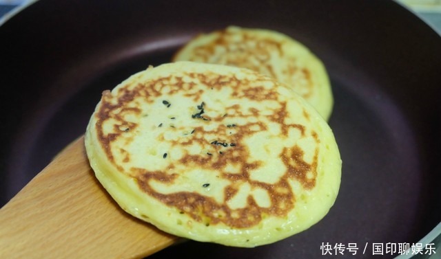 玉米面饼简单又好吃,搅一搅拌一拌,3分钟煎一锅,香软营养好