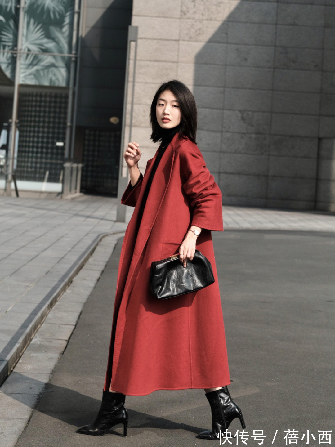 搭配 冬季还是穿“红色大衣”最时髦,搭配黑色或白色,但靠配色就赢了
