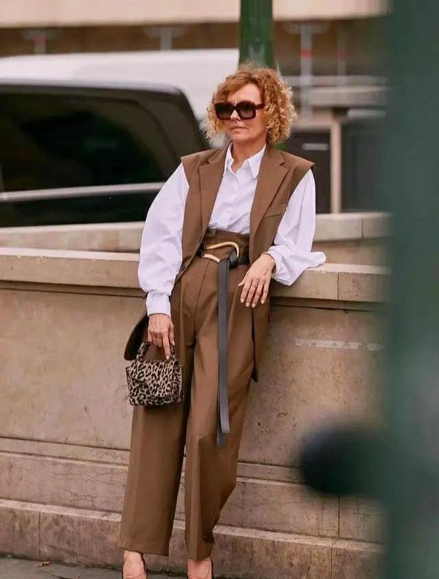 今年流行“西装+平头鞋”一块穿，端庄大气又干练，上班休闲两用