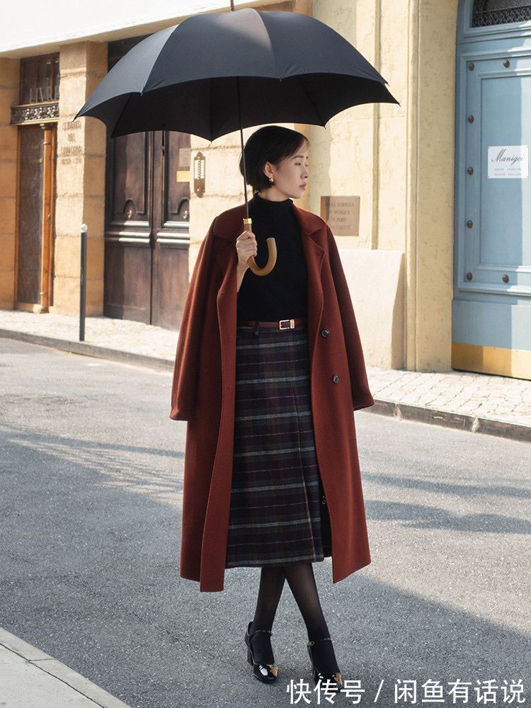 中年女人 过完一半冬天才发现:中年女人穿大衣时,还是配“半裙”最显气质