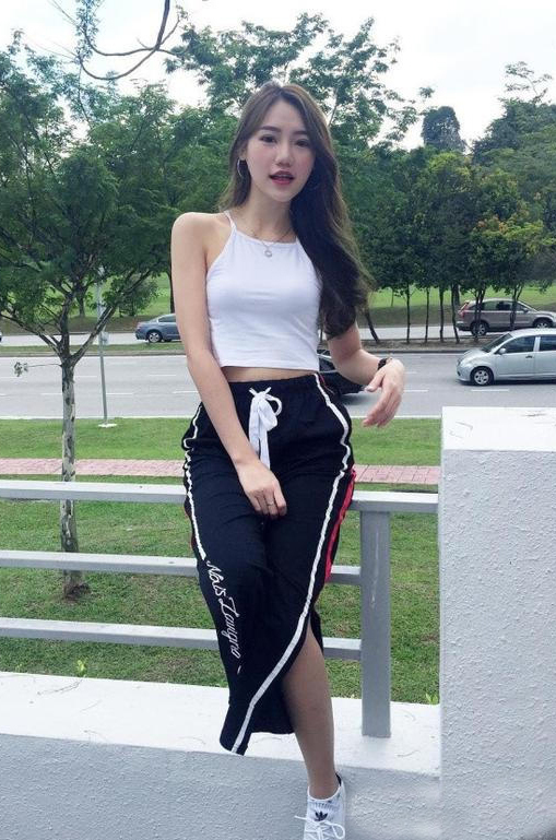 吊带连衣裙|长发飘飘的小姐姐,穿一袭吊带连衣裙,十分飘逸