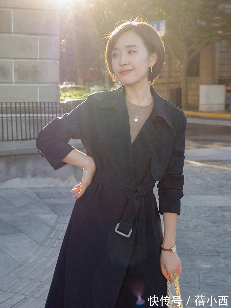 搭配|40岁女人穿风衣要“大气”,get这4个搭配重点,气质不俗反而高级