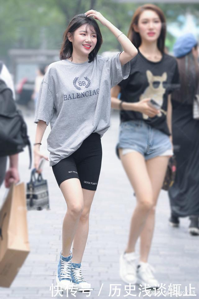 夏日选择休闲运动风穿搭,舒适减龄,造型也更显阳光好看