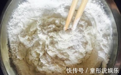 蒸包子时别直接上锅蒸，多加一个步骤，蒸出的包子松软美味可口