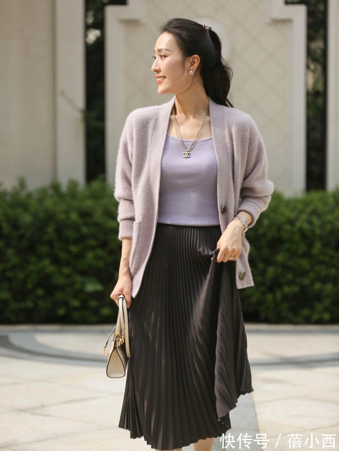 紫色 “针织开衫”才是永不过时的春季单品,时髦又高级,谁穿谁优雅