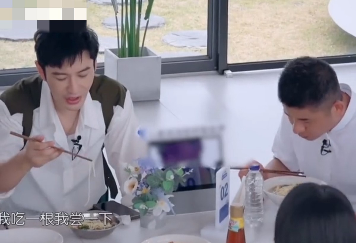 黄晓明暴瘦后仍坚持减肥,1碗面只吃1根,惹宁静嫌弃连称有点作