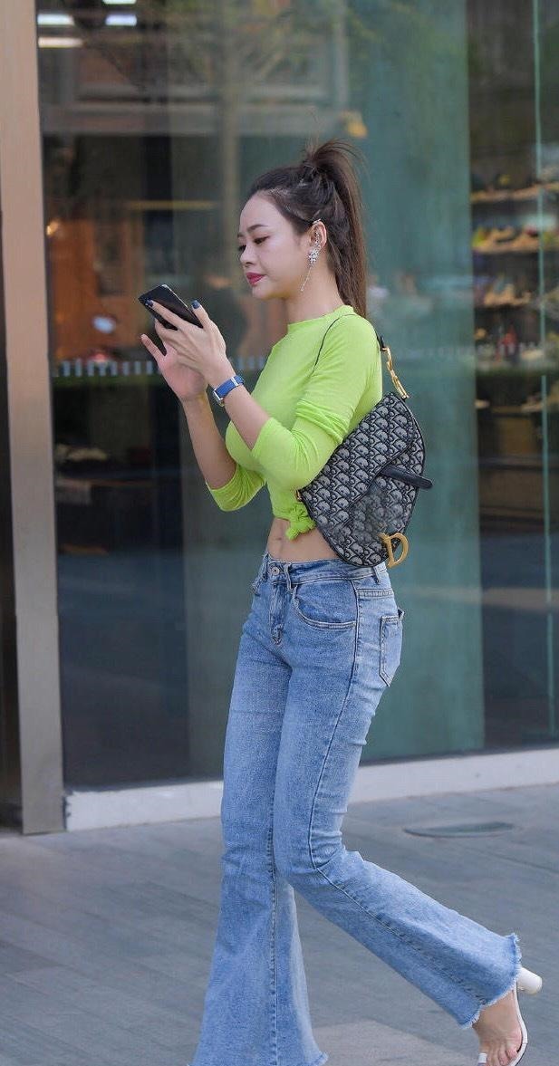 高级|低调的高级!美女身穿绿色长袖,在搭配一条牛仔喇叭裤,魅力十足