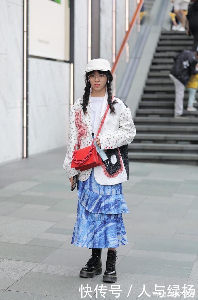 入秋后,尽量少穿裤子,今年流行“西装+裙子”,时髦又有范!