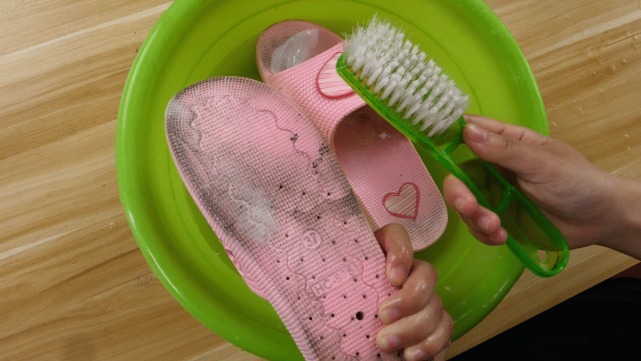 去污剂|去年的拖鞋还在用白醋洗教你个更好的清洗方法,洗得干净又省事