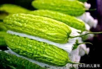 苦瓜籽好处多,保护肾脏降血糖,医生提醒:食用苦瓜注意3点