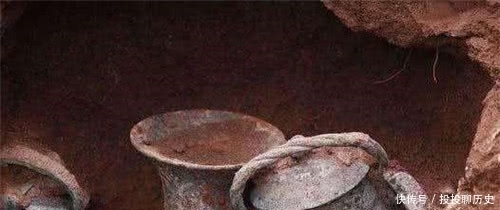 考古专家在古墓中发掘到一瓶千年老酒,大胆尝了尝,黯然说了两字
