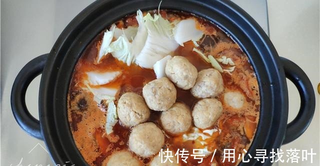 香菇|天冷了，吃炒菜不如炖菜，几种食材炖一锅，鲜美营养，热乎又暖身！