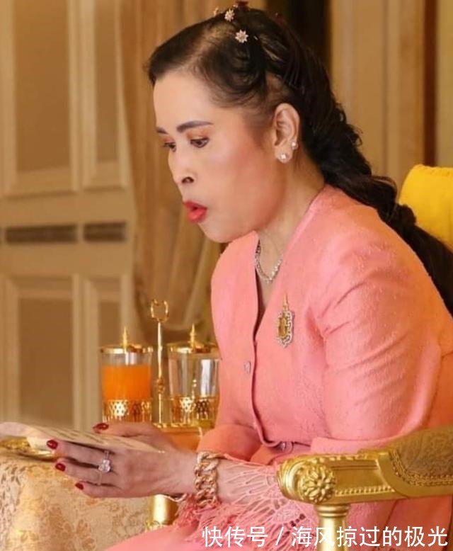 苏提达 怪不得苏提达只模仿没戴过诗丽吉的“满天星”,原来是朱拉蓬喜欢