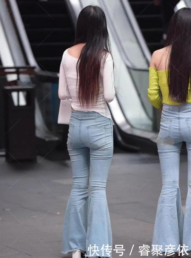 浅蓝色喇叭裤配个性上衣的穿搭,彰显性感之余又温柔优雅