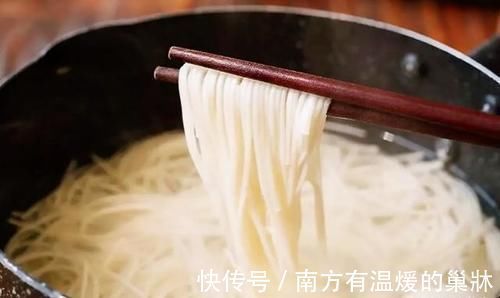 煮面条时,开水下锅还是热水?掌握3个小技巧,面条爽滑又筋道!