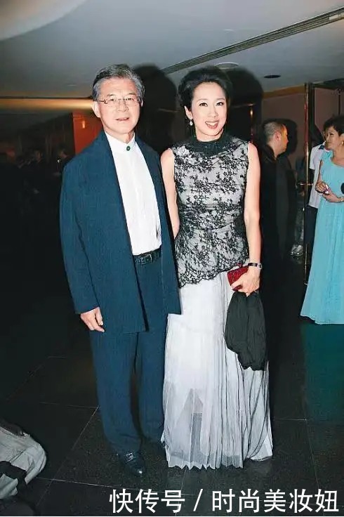 朱玲玲真不把自己当“豪门”,穿无袖连衣裙配蛇皮包,简约又优雅