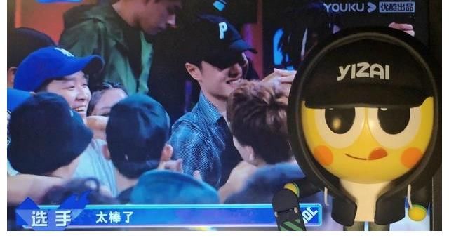 尼尔森|柔情与阳刚!王一博男友力式拥抱队员,大神在其怀中显温馨