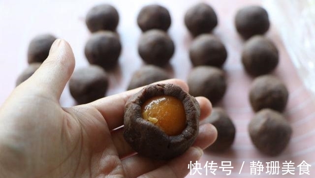 经典糕点蛋黄酥做法，7步就可上烤箱，外酥内软好吃不用花钱买