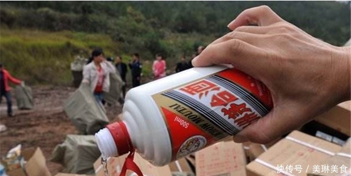 茅台酒|茅台酒瓶里为什么会有两颗玻璃珠?作用其实很多,网友:咋不早说