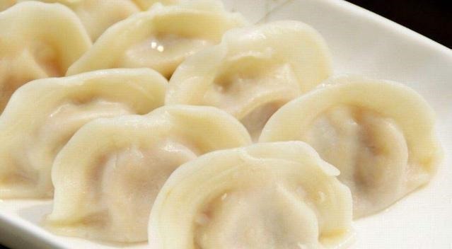 奶奶舍不得买菜用它包饺子，气得我直瞪眼，出锅后我吃的比谁都多