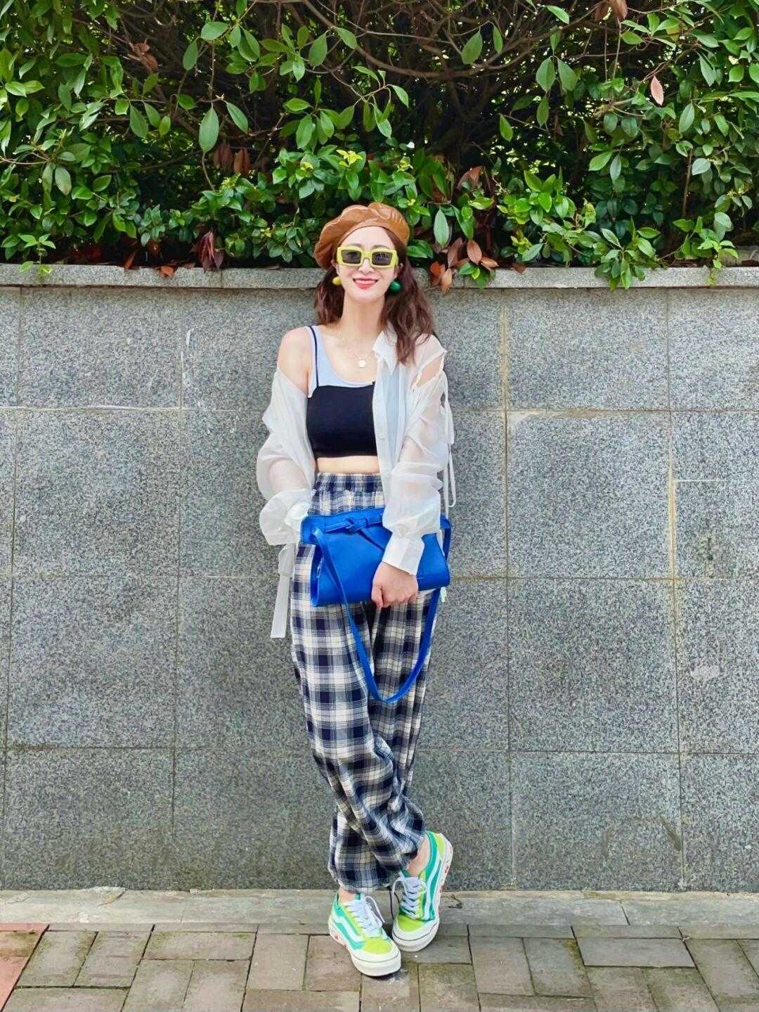 气质|穿衬衫的季节,怎么穿才能更干练又洋气?搭配格子长裤特别显气质
