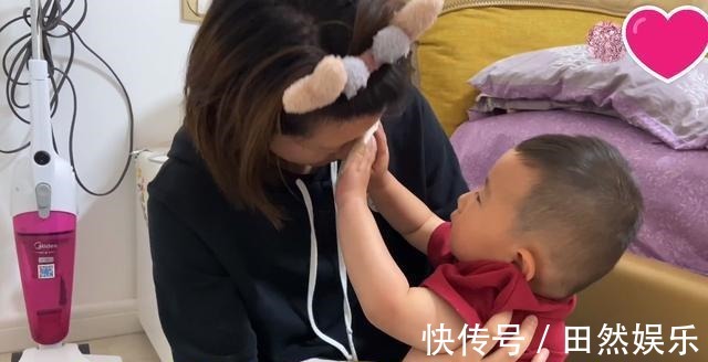 宝宝|小姨失恋躲房间哭了,两岁宝宝这样安慰,网友“治愈神兽”一枚