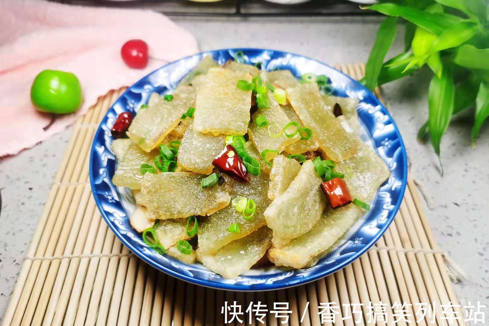 焖子|夏季，我常吃粉渣，买来不熬不蒸，上锅一煎一炒，香而不腻，解馋