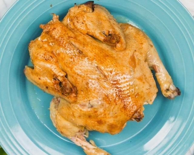 电饭锅烧整鸡，不加一滴水，鸡肉连带骨头都酥香软烂，唇齿留香