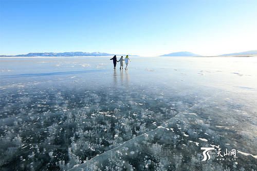 赛里木湖绝美冰泡引游客争睹奇观