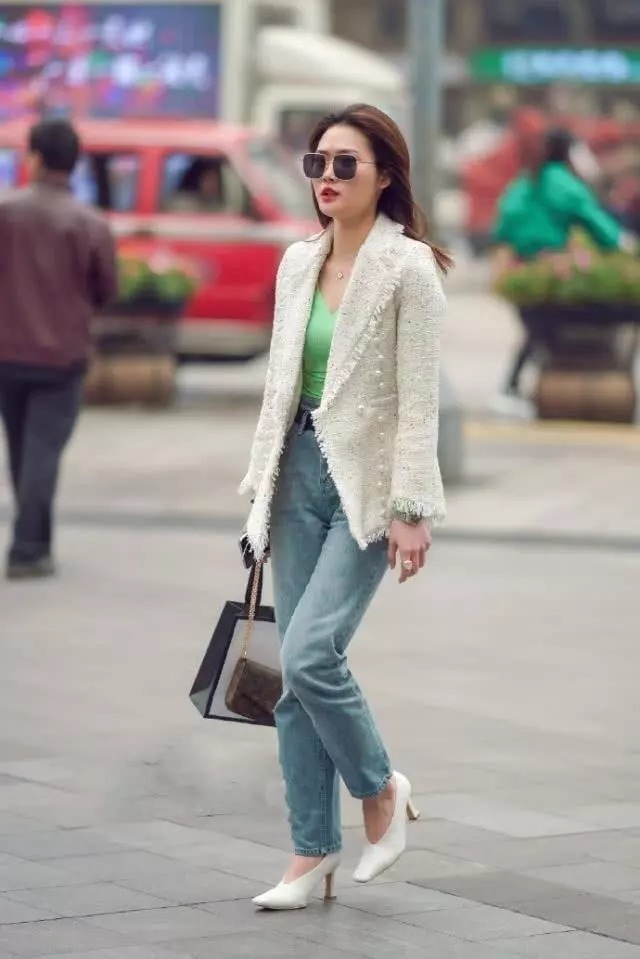牛仔裤轻松穿出应有的气质美,能为你带来意气风发的感觉
