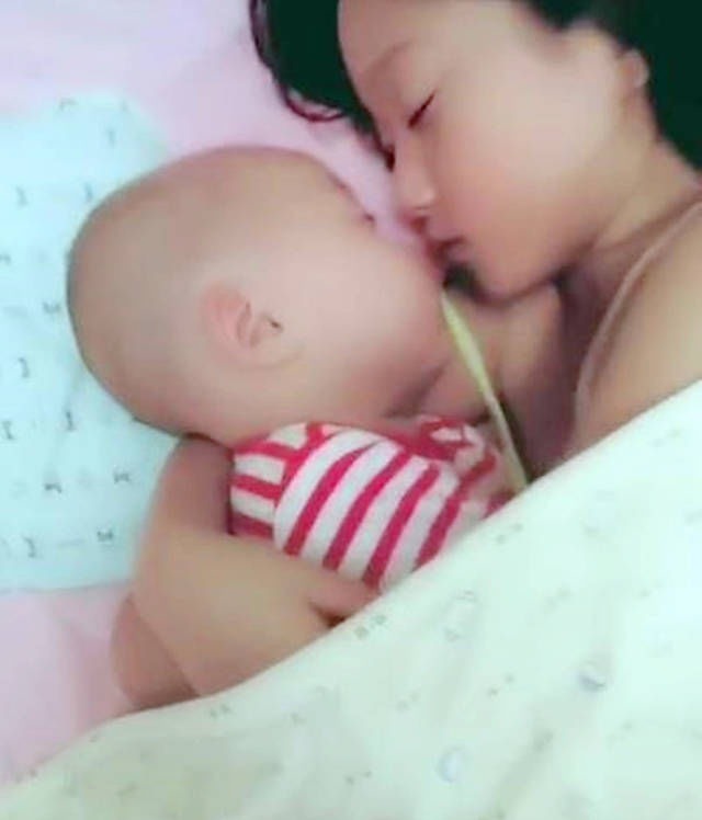 宝妈|以为姐姐和弟弟睡着了,妈妈掀开被子看到这画面,瞬间心都暖化了