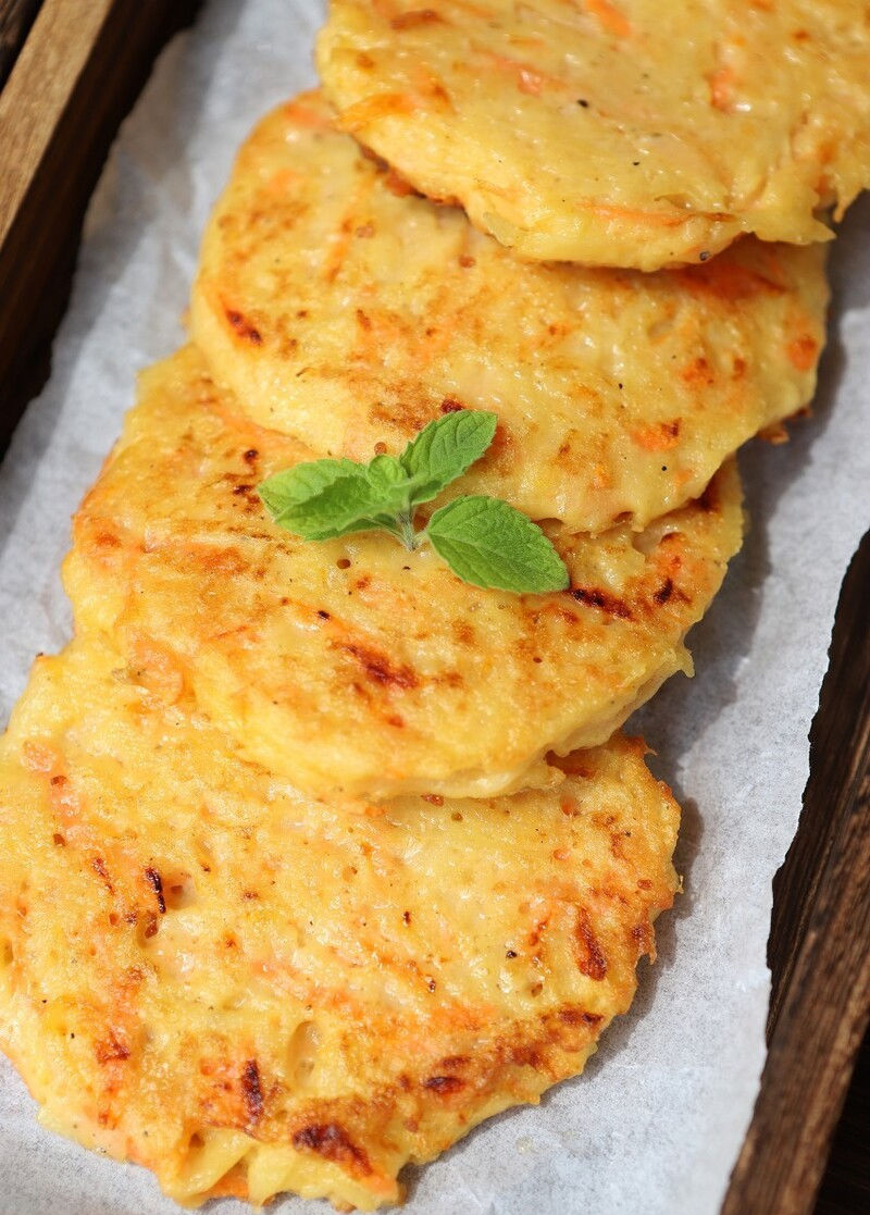 免揉面的土豆丝饼，外酥里嫩超香甜，做法超简单，家常美味早餐