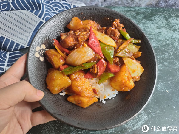 土豆和这肉是绝配，入冬后要常吃，滋补不上火，好吃到汤汁都不剩