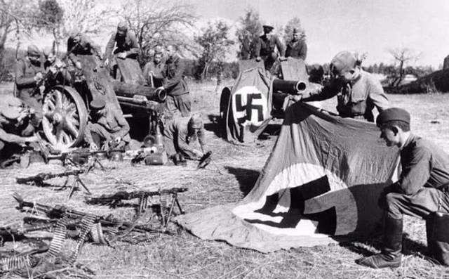 希特勒|二战时期,为什么希特勒可以打败整个西方,却最后被苏联消灭?