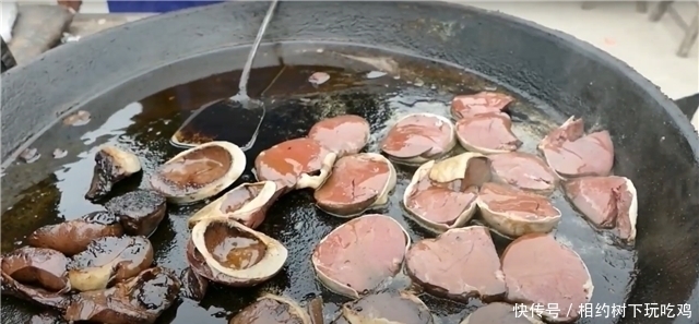 暗黑|大爷街头卖“暗黑”小吃,8元一份供不应求,食客就好这一口