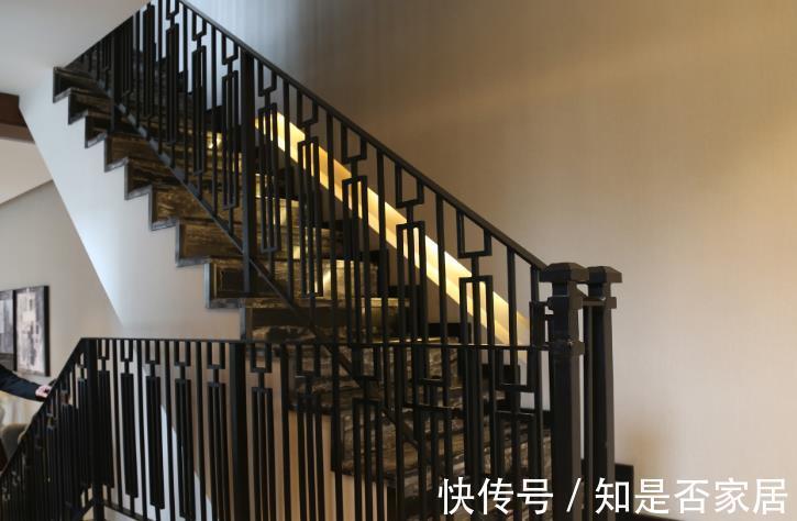 楼梯扶手|农村房屋的“楼梯扶手”,选什么材质,质量好又便宜!就选这几款