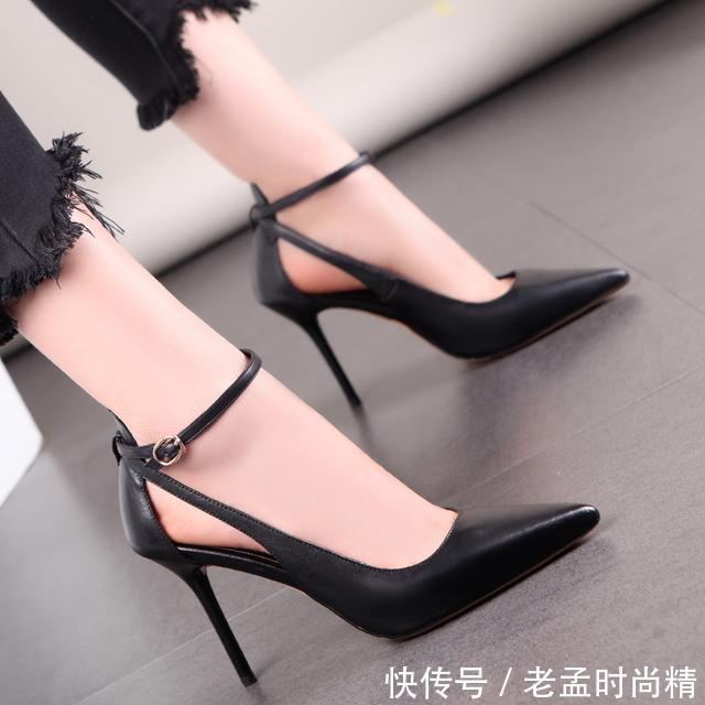 今夏很流行高跟一字带凉鞋,性感不失优雅!尽显足尖下的风情