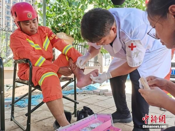 第一附属医院|消防员连续多日排涝 双脚泡烂仍坚守一线