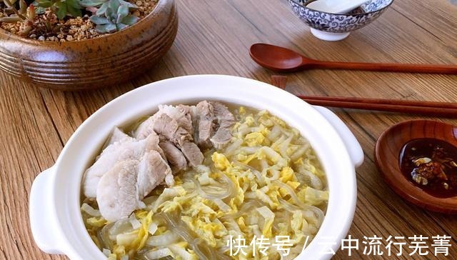 腌酸菜时,难怪腌制出的酸菜不好吃还会腐烂,那是没有多加这一步!