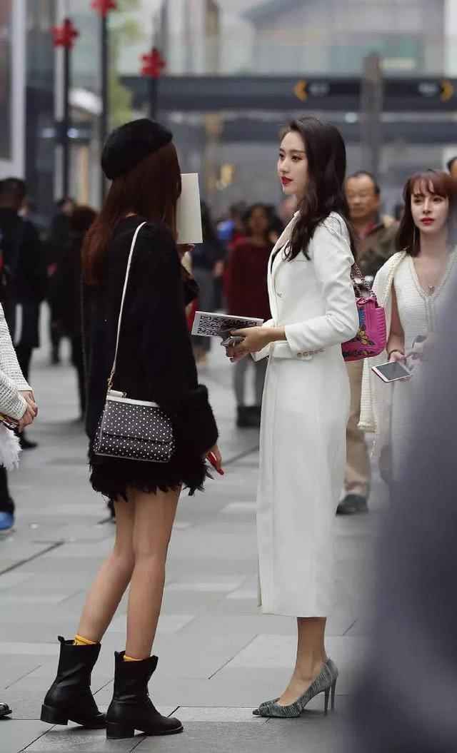 街拍:阳光时尚的小姐姐,深V上衣搭配紧身裙,凸显身材魅力