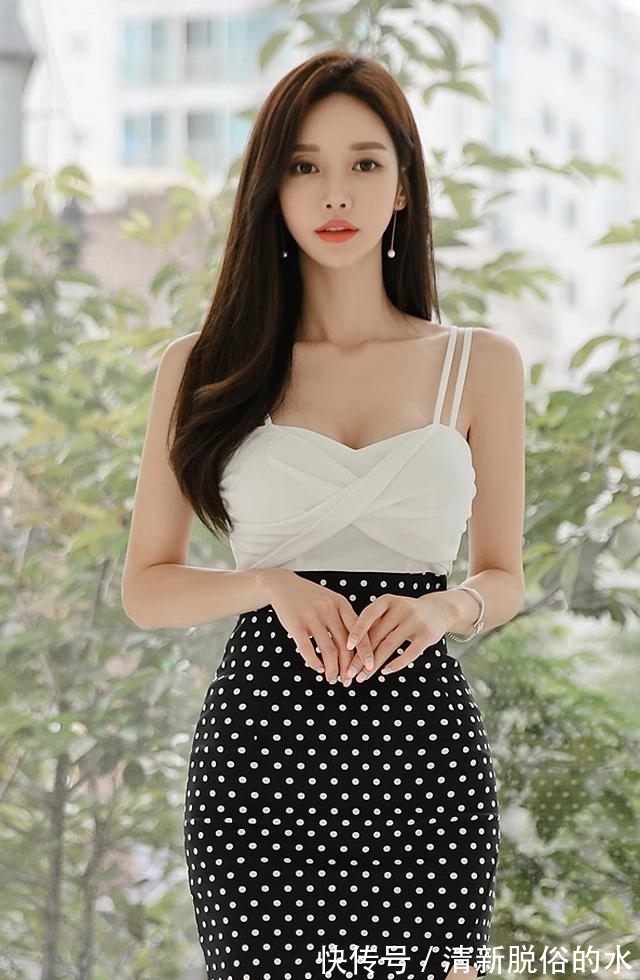 潮流|潮流穿搭:孙允珠清凉雨夏纯白萝莉吊带波点裙