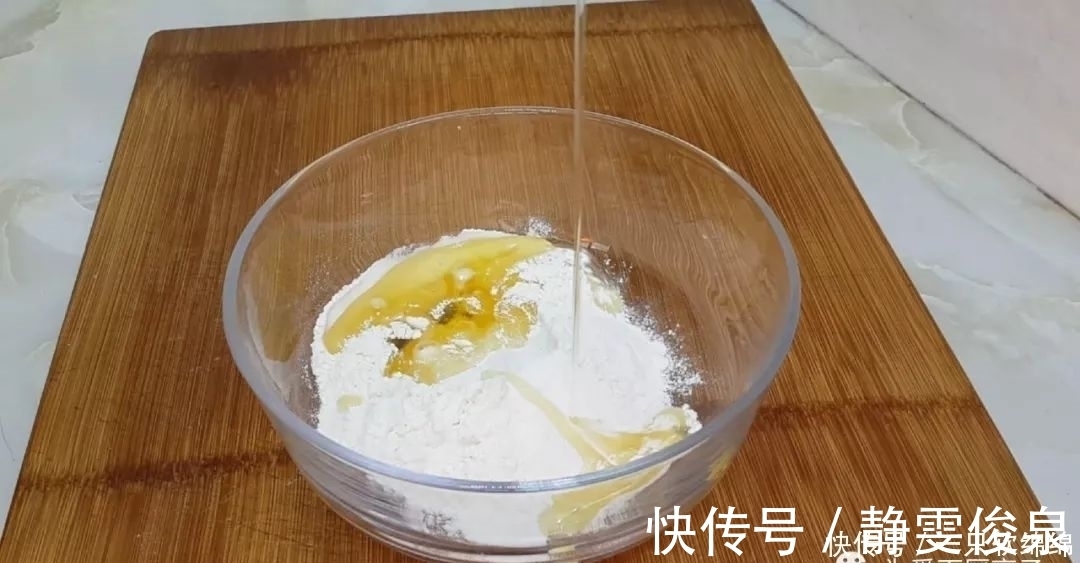 面团|以后面粉就这么做,加2个鸡蛋,不烙饼不蒸馍,香甜酥脆上桌秒光