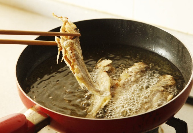 炸小黄花鱼怎么酥脆,五星级大厨教一个小秘方,连鱼刺都可以吃了