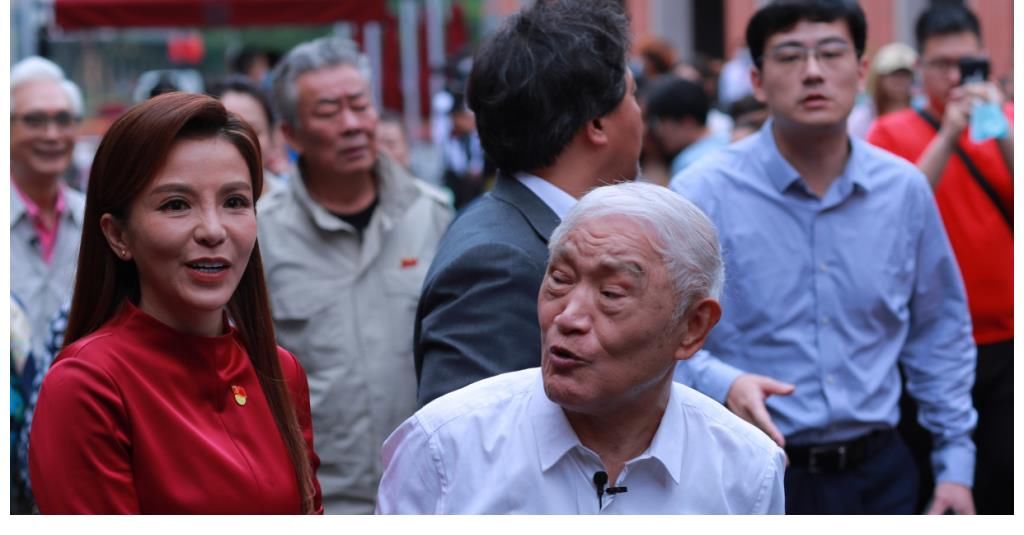 王希希|朱迅录制央视节目路透照公开，生图皱纹明显，神采飞扬难掩老态