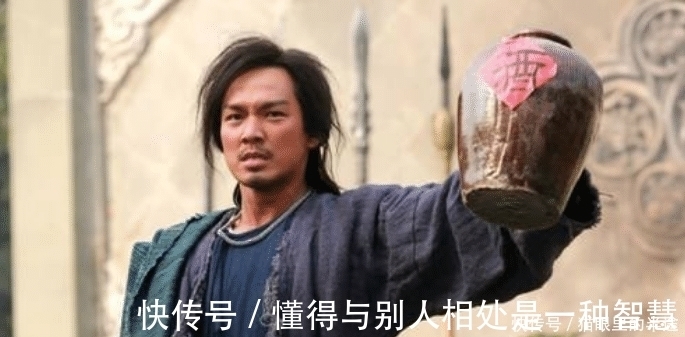 萧峰|金庸笔下此人强得离谱,不练功内力也会增长,金庸只好强行写死他