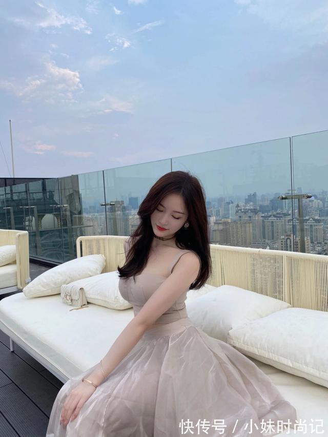 时尚 干净简约的穿搭,有时候更能体现女人的优雅气质,时尚就在身边