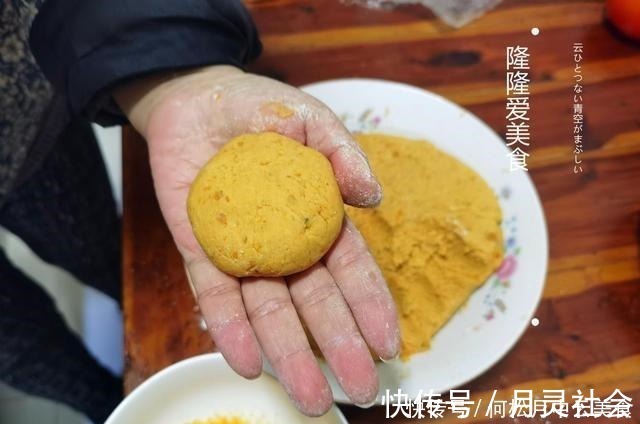 红薯配上糯米粉，无需高超的烹饪技巧，做出让孩子赞不绝口红薯饼