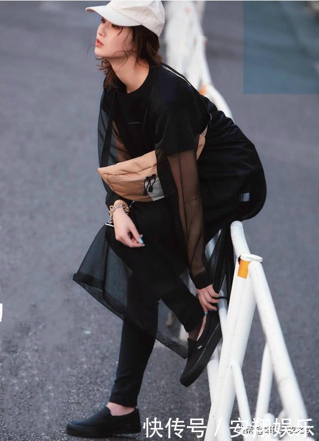 女人过了40岁,少穿黑裤子!日式新穿法:毛衣+裙子,又美又嫩